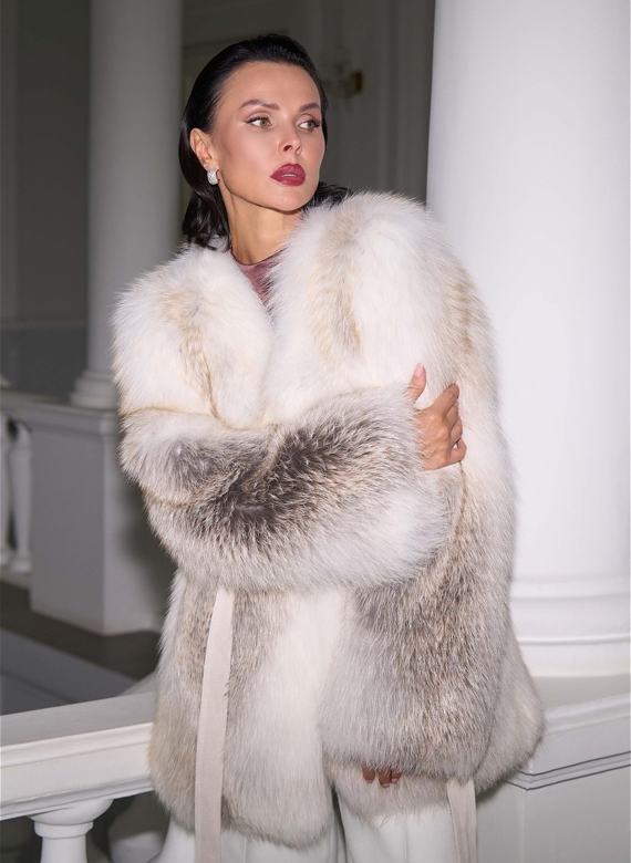 Светлая шуба из меха лисы с поясом