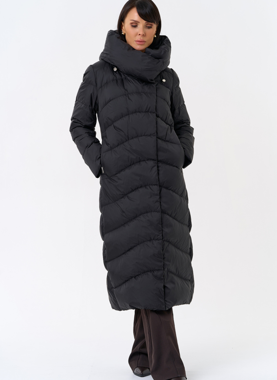 Женский длинный пуховик черного цвета с капюшоном