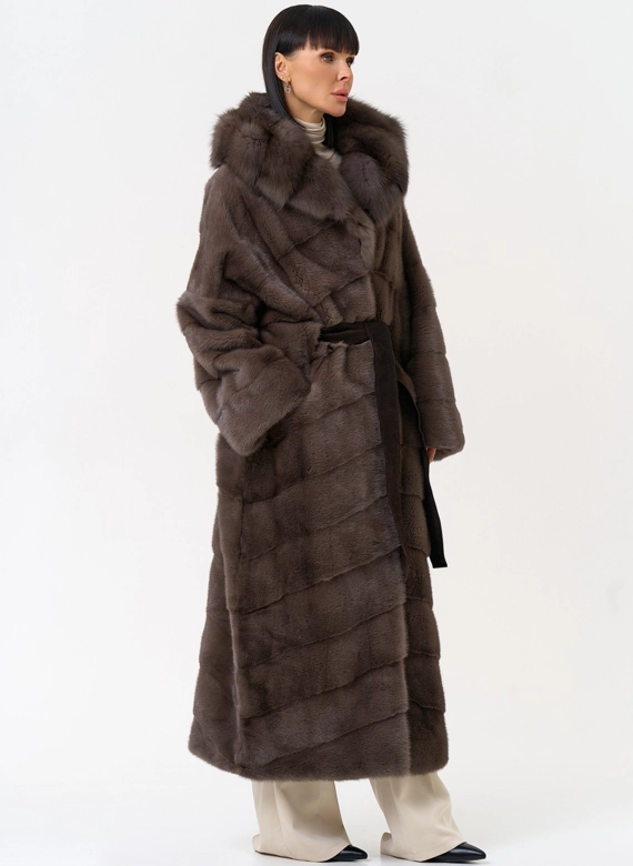 Длинная шуба из меха норки с капюшоном из меха куницы