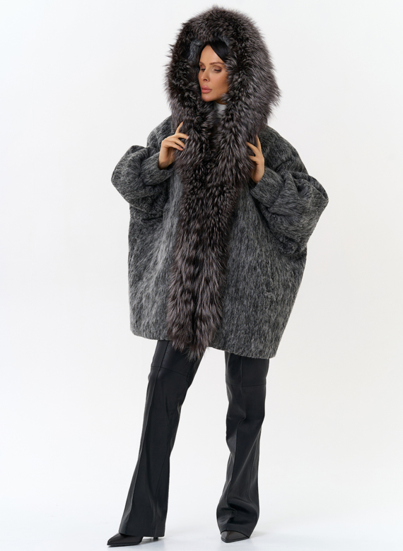 Женский удлиненный пуховик с отделкой из меха чернобурки