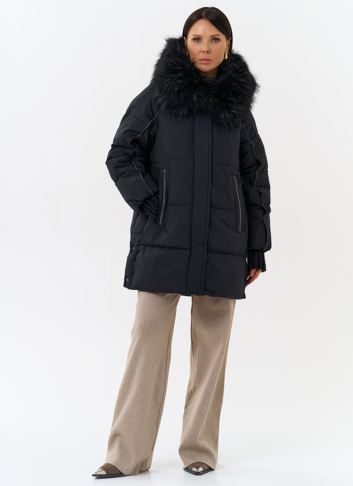 Женский пуховик с капюшоном из меха енота