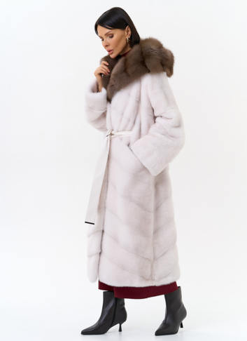 Белая шуба из меха норки с капюшоном из меха куницы