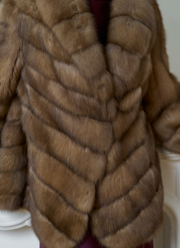 Женская шуба из куницы с воротником шаль