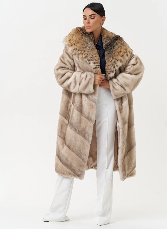 Женская шуба из меха норки с капюшоном из меха рыси фото