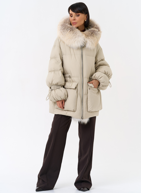 Женский пуховик с капюшоном из меха лисы