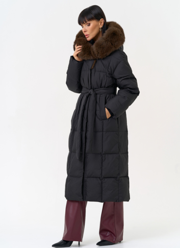 Женский пуховик черного цвета с капюшоном из меха песца